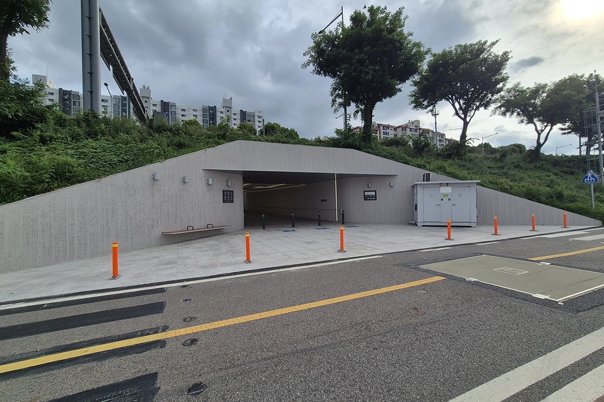 狎鴎亭から漢江公園へ向かう地下通路の入口