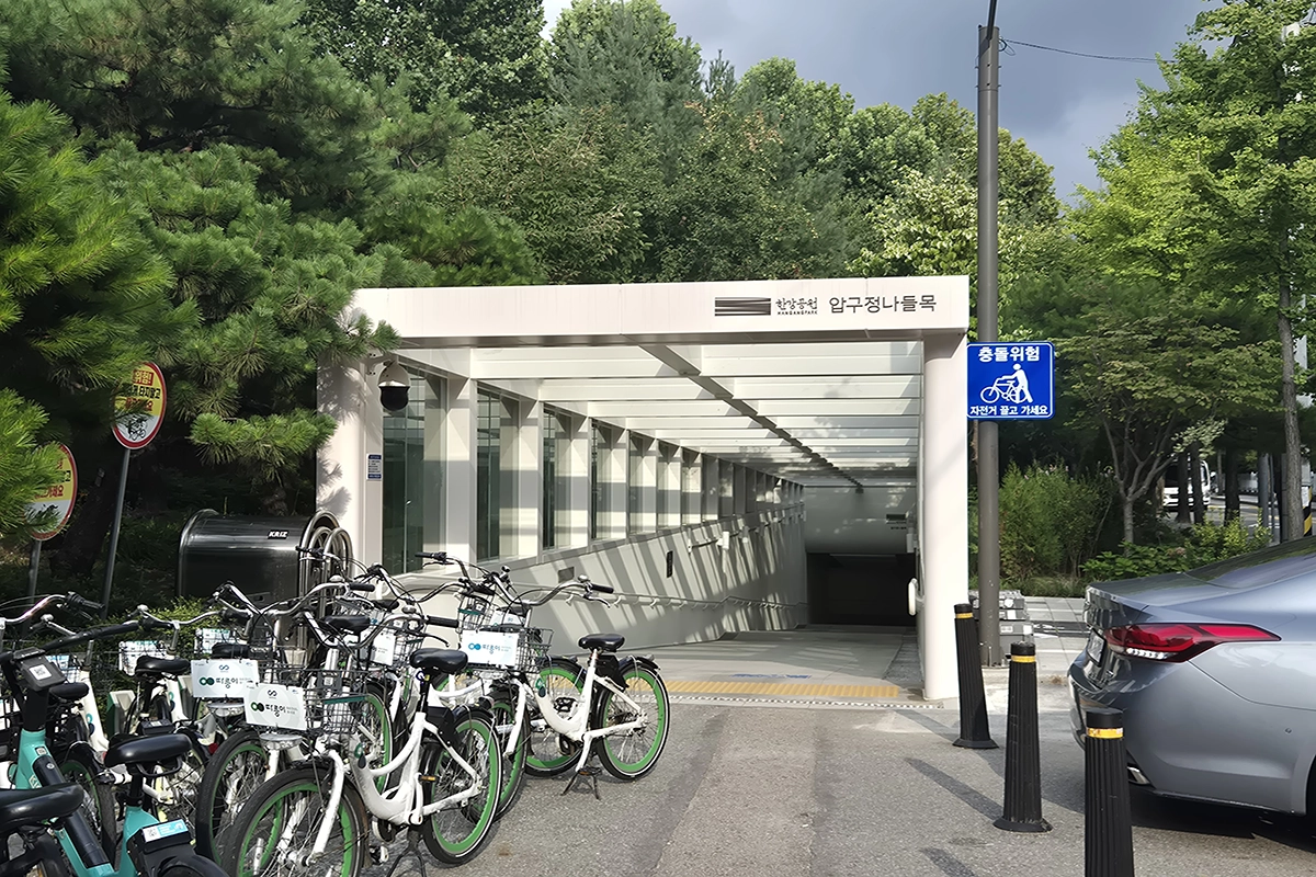 狎鴎亭から漢江公園へ続く圧鴎亭ナドゥルモクの入口